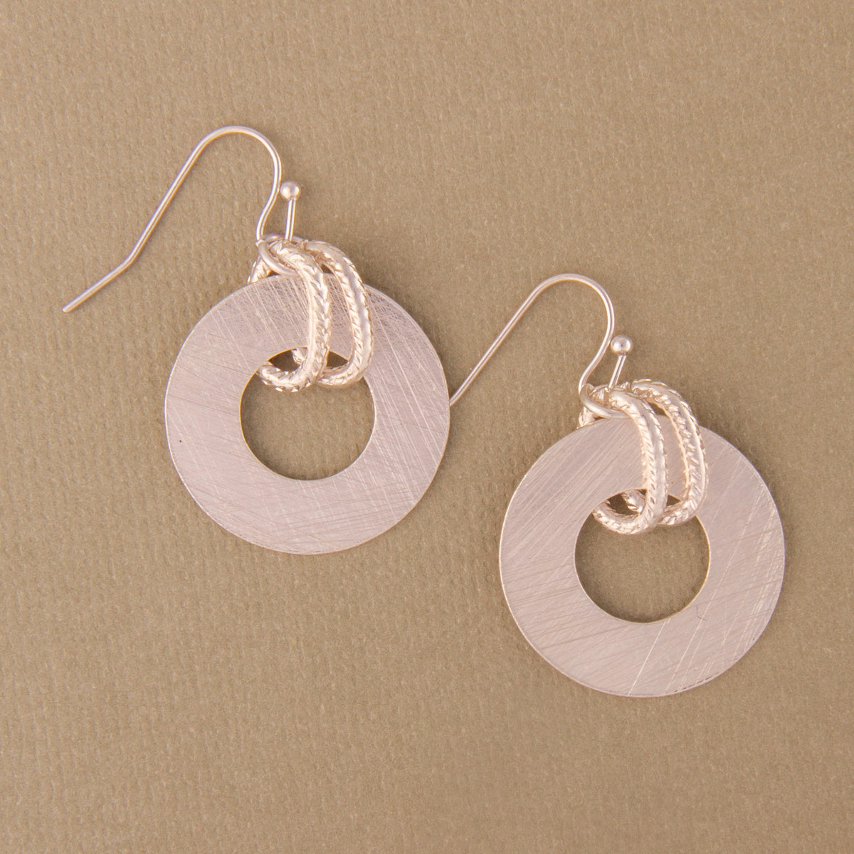 E2408 1.5" Brass Circle & Link Dangle Earring