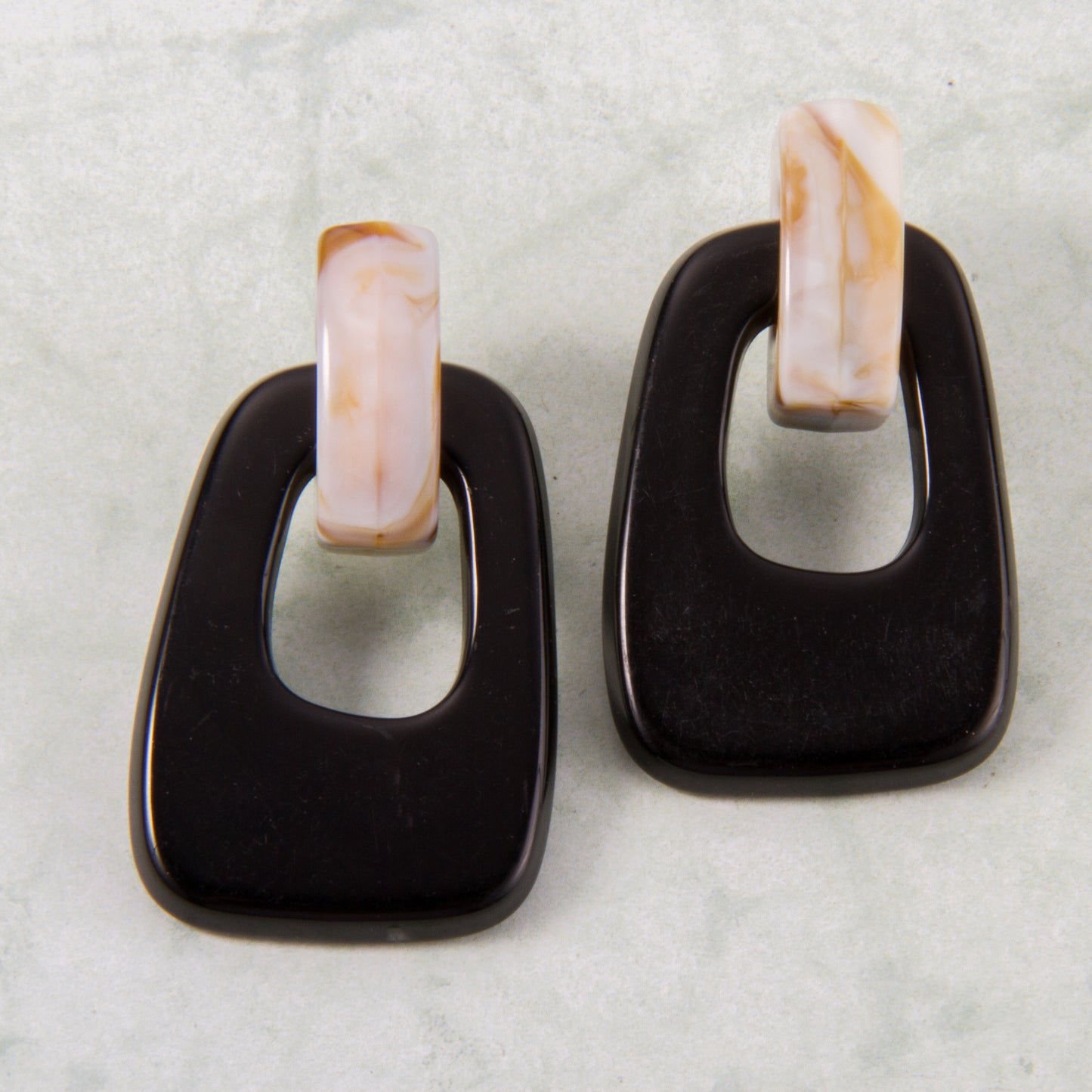 E2135-BK Resin Open Rectangle Earring