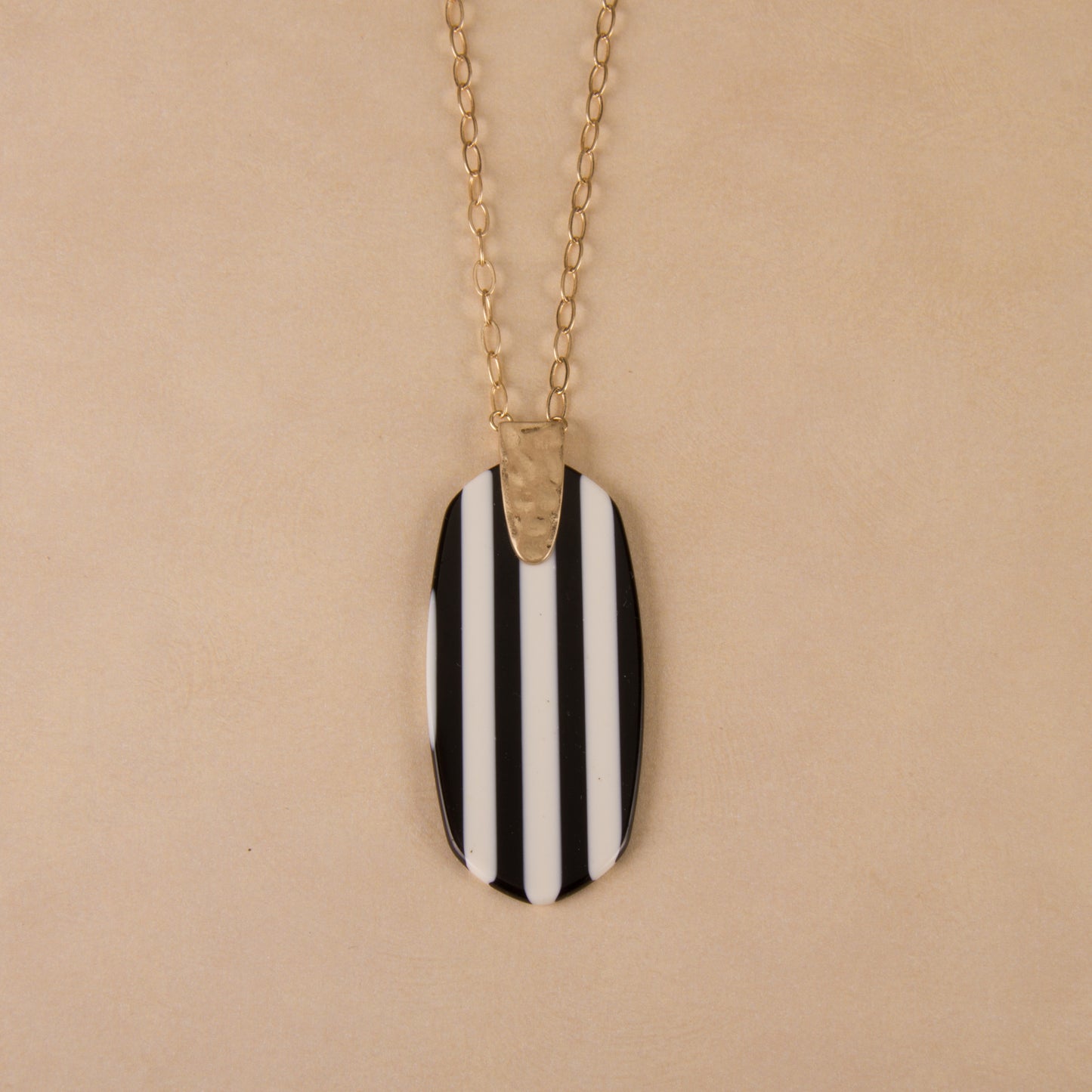 N3262 30" Striped Resin Pendant Necklace